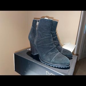 NEVER WORN White Mountain Black Heeled Suede Boots